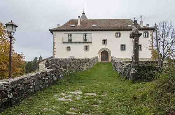 Reyno de Navarra - Ochagavia 12 - Ochagavia - santuario de Ntra. Sra. de Muskilda.jpg